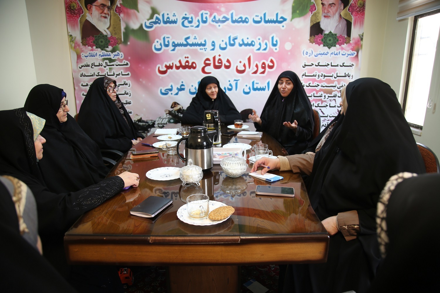 تصاویر/ جلسه هم‌اندیشی برای «نشر ارزش‌های دفاع مقدس» با حضور انجمن‌های شهدا در ارومیه