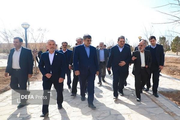 ادای احترام وزیر صمت به مقام شامخ شهید گمنام آرمیده در دانشگاه میبد ادای احترام وزیر صمت به مقام شامخ شهید گمنام آرمیده در دانشگاه میبد