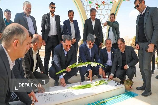 ادای احترام وزیر صمت به مقام شامخ شهید گمنام آرمیده در دانشگاه میبد ادای احترام وزیر صمت به مقام شامخ شهید گمنام آرمیده در دانشگاه میبد