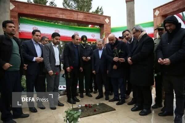 ادای احترام وزیر تعاون به شهدای گمنام شهر مزداوند خراسان رضوی ادای احترام وزیر تعاون به شهدای گمنام شهر مزداوند خراسان رضوی