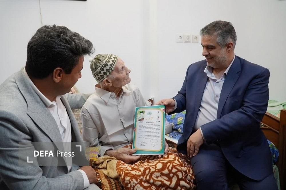 تجلیل از والدین شهید «حجت‌ الله ایزدی» در دلیجان+ تصویر