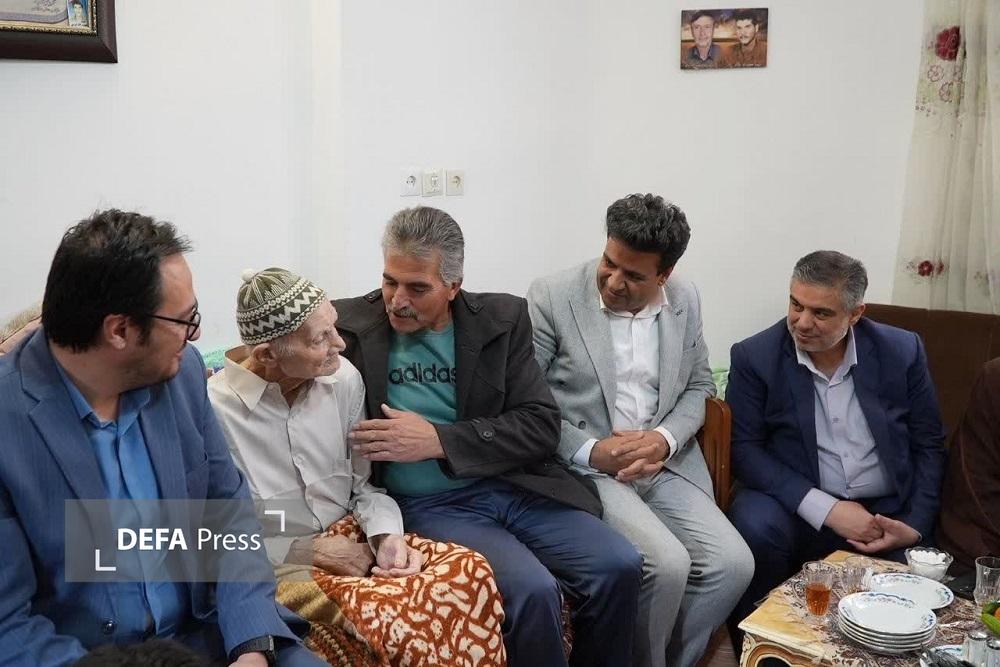 تجلیل از والدین شهید «حجت‌ الله ایزدی» در دلیجان+ تصویر