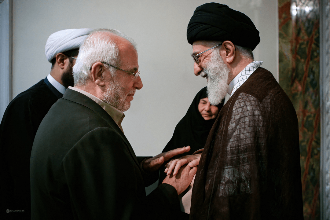 تصاویری از پدر و مادر شهید نصرالله در کنار رهبر معظم انقلاب اسلامی منتشر شد تصاویری از پدر و مادر شهید نصرالله در کنار رهبر معظم انقلاب اسلامی منتشر شد