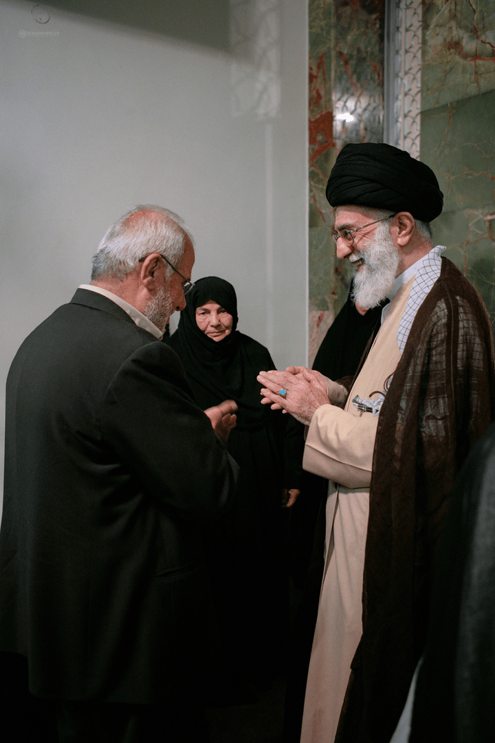 تصاویری از پدر و مادر شهید نصرالله در کنار رهبر معظم انقلاب اسلامی منتشر شد تصاویری از پدر و مادر شهید نصرالله در کنار رهبر معظم انقلاب اسلامی منتشر شد