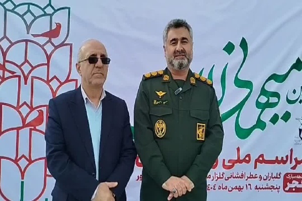 مزار شهدای انقلاب اسلامی به مناسبت دهه فجر گلباران شد