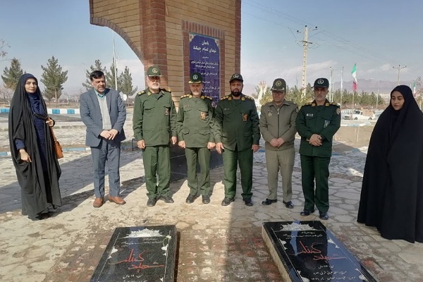 عطرافشانی مزار شهدای گمنام چهکند و علی‌آباد بیرجند به‌مناسبت دهه فجر+ تصاویر
