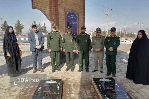 عطرافشانی مزار شهدای گمنام چهکند و علیآباد بیرجند بهمناسبت دهه فجر عطرافشانی مزار شهدای گمنام چهکند و علیآباد بیرجند بهمناسبت دهه فجر