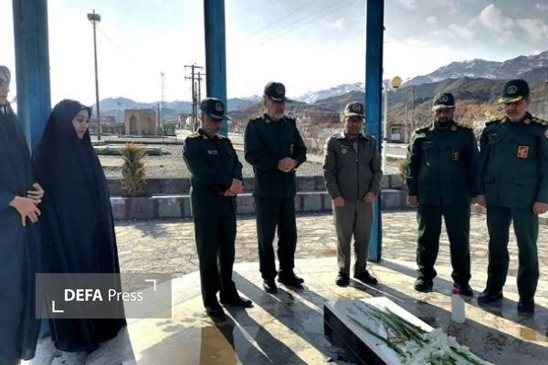 عطرافشانی مزار شهدای گمنام چهکند و علیآباد بیرجند بهمناسبت دهه فجر عطرافشانی مزار شهدای گمنام چهکند و علیآباد بیرجند بهمناسبت دهه فجر