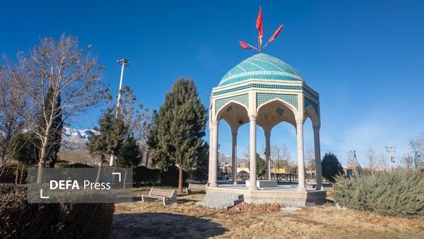 بازدید مدیرکل حفظ آثار و نشر ارزش‌های دفاع مقدس از یادمان شهدای گمنام شهرستان مهریز + تصاویر