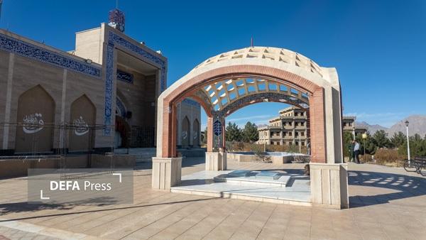 بازدید مدیرکل حفظ آثار و نشر ارزش‌های دفاع مقدس از یادمان شهدای گمنام شهرستان مهریز + تصاویر