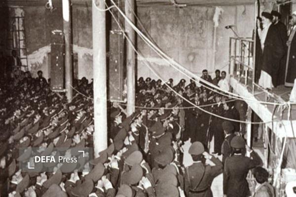 بیعت تاریخی همافران با امام خمینی(ره) نقطهی سرنوشتساز پیروزی انقلاب بود بیعت تاریخی همافران با امام خمینی(ره) نقطهی سرنوشتساز پیروزی انقلاب بود