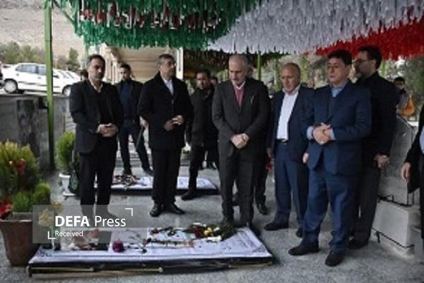 ادای احترام معاون رئیسجمهور به مقام شامخ شهدای خرمآباد ادای احترام معاون رئیسجمهور به مقام شامخ شهدای خرمآباد