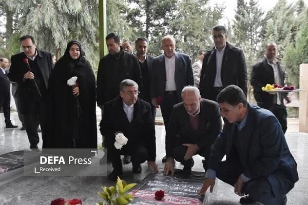 ادای احترام معاون رئیسجمهور به مقام شامخ شهدای خرمآباد ادای احترام معاون رئیسجمهور به مقام شامخ شهدای خرمآباد