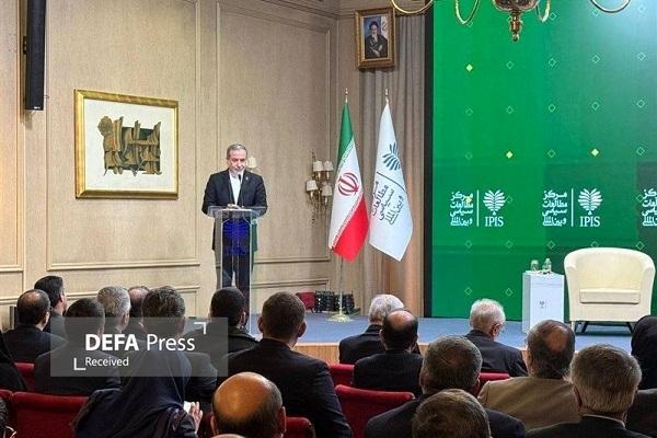 عراقچی: آرایش نظامی دشمن ما را نمیترساند/ محور اصلی قانون اساسی ما استقلال است عراقچی: آرایش نظامی دشمن ما را نمیترساند/ محور اصلی قانون اساسی ما استقلال است