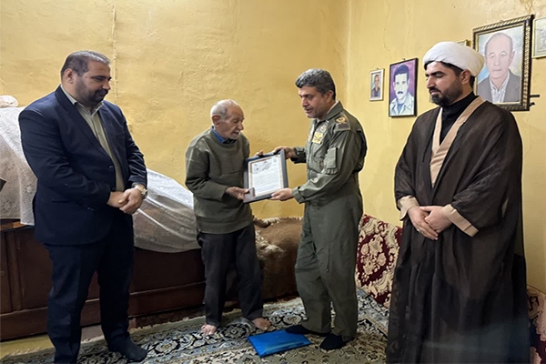 دیدار فرمانده هوانیروز مسجدسلیمان با خانواده شهدا