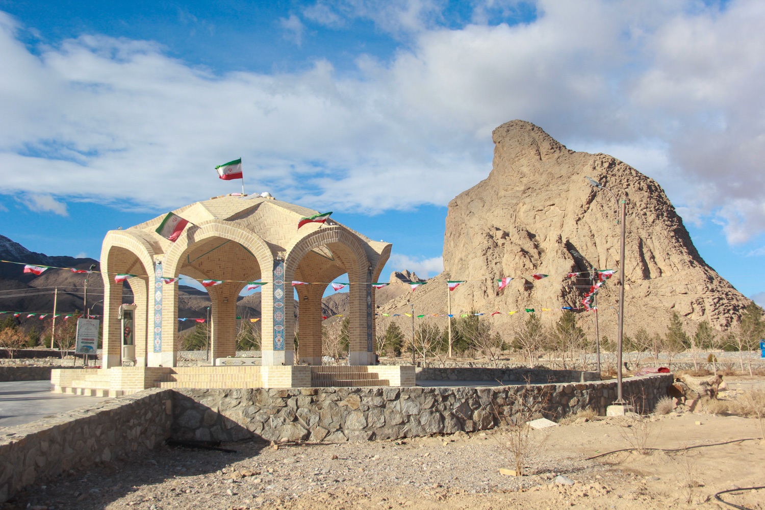 تصاویر/آیین افتتاح یادمان شهید گمنام در پارک عقابکوه اسلامیه تفت