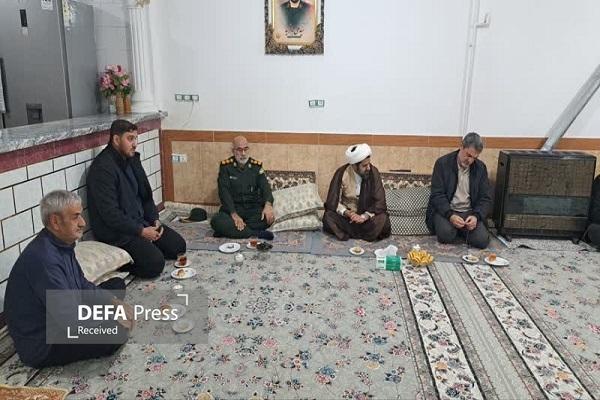 دیدار مدیر کل حفظ آثار دفاع مقدس لرستان با خانواده شهید «سید علی باقر نیا»