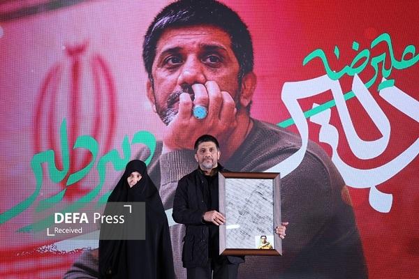 فانوس جشنواره عمار و جایزه خانواده شهدا به «علیرضا دبیر» اهدا شد/ مرضیه هاشمی: عمار صدای مردم معمولی است