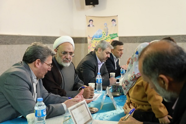 میثاق خدمت در دهه فجر؛ ملاقات مردمی رئیس دادگستری سمنان با شهروندان