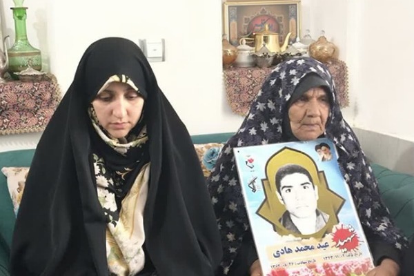 دیدار «زهرا بهروزآذر» با مادر شهید «عیدمحمد هادی» در خراسان جنوبی