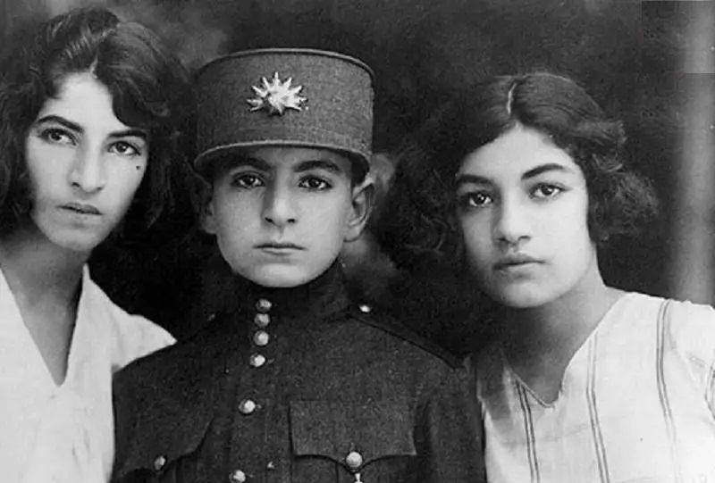 ازدواج شمس و اشرف با دستپرودههای انگلیس ازدواج شمس و اشرف با دستپرودههای انگلیس