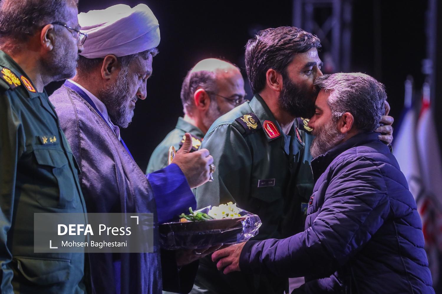 خانواده شهدای اصناف و بازار تجلیل شدند خانواده شهدای اصناف و بازار تجلیل شدند