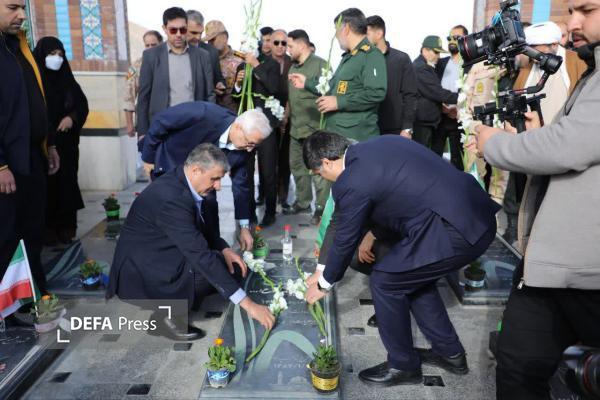 ادای احترام رئیس سازمان انرژی اتمی به مقام شامخ شهدای خراسان‌شمالی+ تصاویر