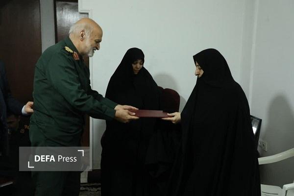 دیدار فرمانده سپاه امام رضا (ع) با خانواده شهدای مدافع امنیت در مشهد+ تصاویر