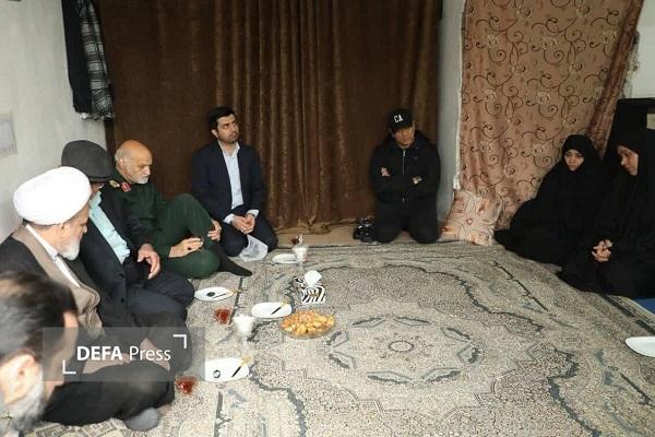 دیدار فرمانده سپاه امام رضا (ع) با خانواده شهدای مدافع امنیت در مشهد+ تصاویر