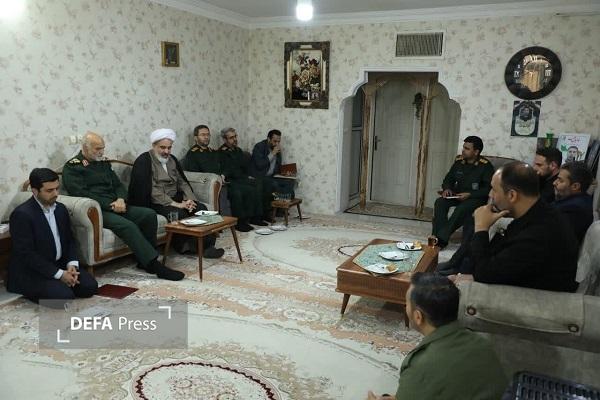 دیدار فرمانده سپاه امام رضا (ع) با خانواده شهدای مدافع امنیت در مشهد+ تصاویر