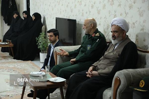 دیدار فرمانده سپاه امام رضا (ع) با خانواده شهدای مدافع امنیت در مشهد+ تصاویر