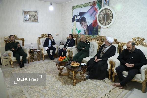 دیدار فرمانده سپاه امام رضا (ع) با خانواده شهدای مدافع امنیت در مشهد+ تصاویر