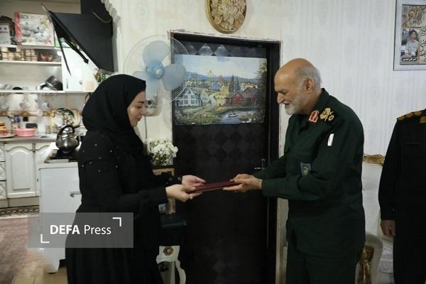 دیدار فرمانده سپاه امام رضا (ع) با خانواده شهدای مدافع امنیت در مشهد+ تصاویر