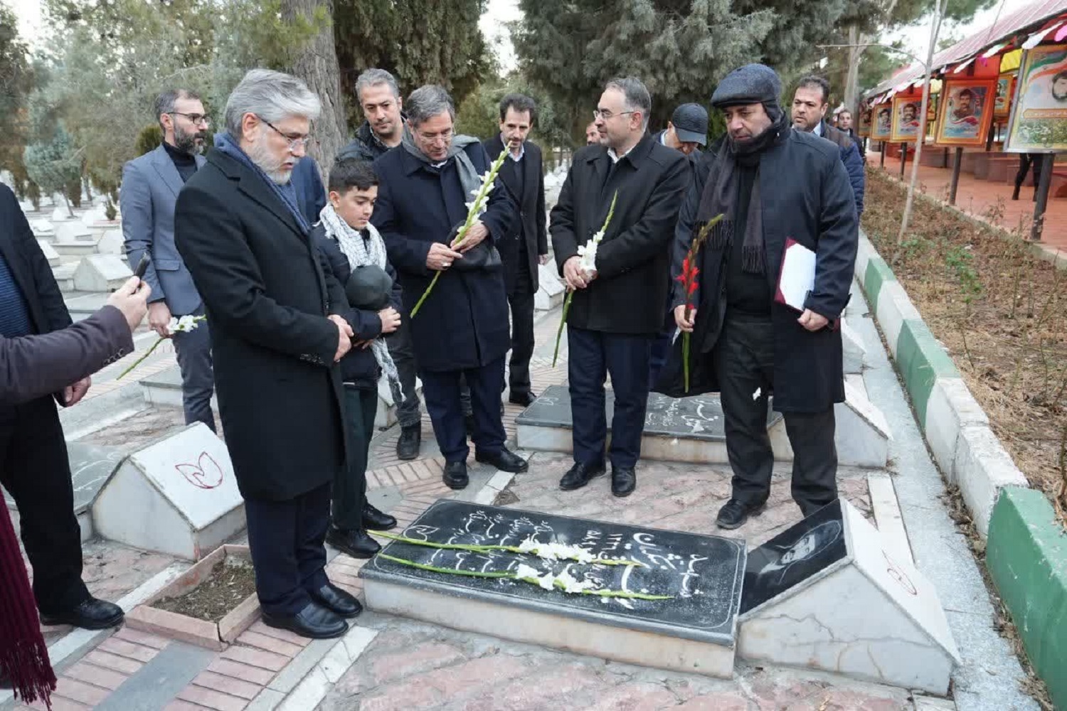 ادای احترام وزیر علوم و استاندار آذربایجان‌غربی به مقام شامخ شهدای ارومیه