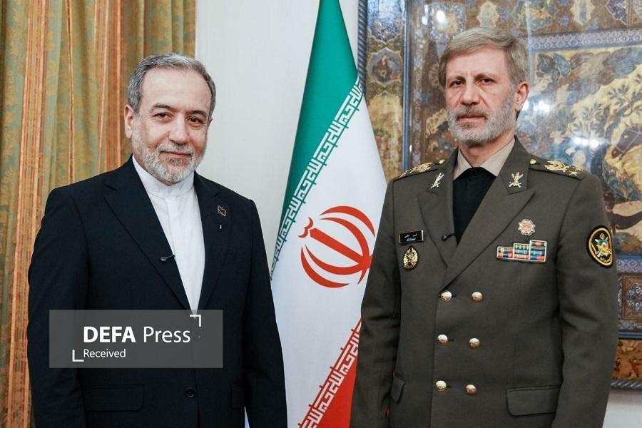 سرلشکر حاتمی و عباس عراقچی فرمانده کل ارتش و وزیر امور خارجه