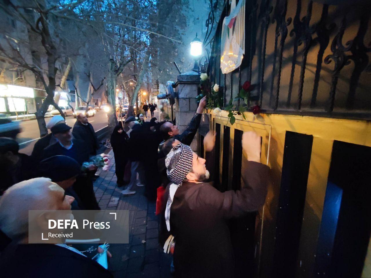 سفارت فلسطین گلباران شد/ تاکید فعالان حوزه مقاومت بر همبستگی با مظلومان عالم سفارت فلسطین گلباران شد/ تاکید فعالان حوزه مقاومت بر همبستگی با مظلومان عالم