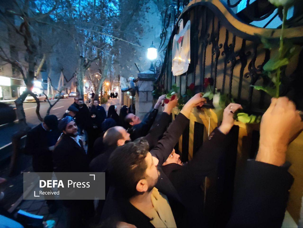 سفارت فلسطین گلباران شد/ تاکید فعالان حوزه مقاومت بر همبستگی با مظلومان عالم سفارت فلسطین گلباران شد/ تاکید فعالان حوزه مقاومت بر همبستگی با مظلومان عالم