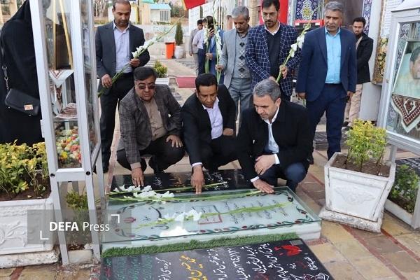 معاون وزیر آموزش و پرورش با حضور در گلزار شهدای کرمان یاد شهدا را گرامی داشت+تصاویر معاون وزیر آموزش و پرورش با حضور در گلزار شهدای کرمان یاد شهدا را گرامی داشت+تصاویر