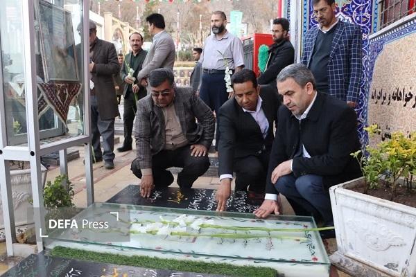 معاون وزیر آموزش و پرورش با حضور در گلزار شهدای کرمان یاد شهدا را گرامی داشت+تصاویر معاون وزیر آموزش و پرورش با حضور در گلزار شهدای کرمان یاد شهدا را گرامی داشت+تصاویر