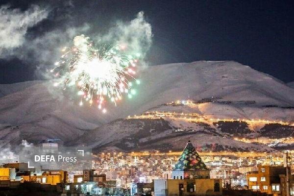 با طنین بانگ الله‌اکبر در شب ۲۱ بهمن ماه آسمان سنندج نورافشانی شد