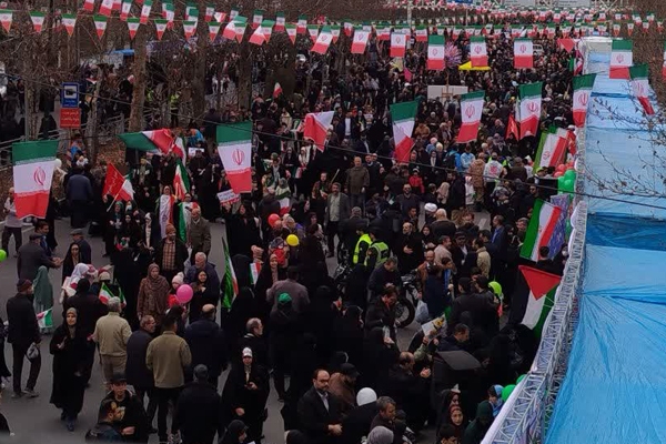 کرج هم‌صدا با انقلاب؛ صحنه همدلی نسل‌ها برای ایران قوی