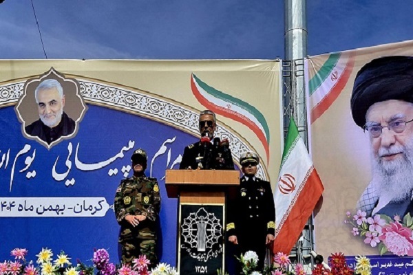 دریادار سیاری: ملت ایران با وحدت و بصیرت، کمر استکبار را شکست/ راه غلبه بر جنگ ترکیبی دشمن، قوی شدن است