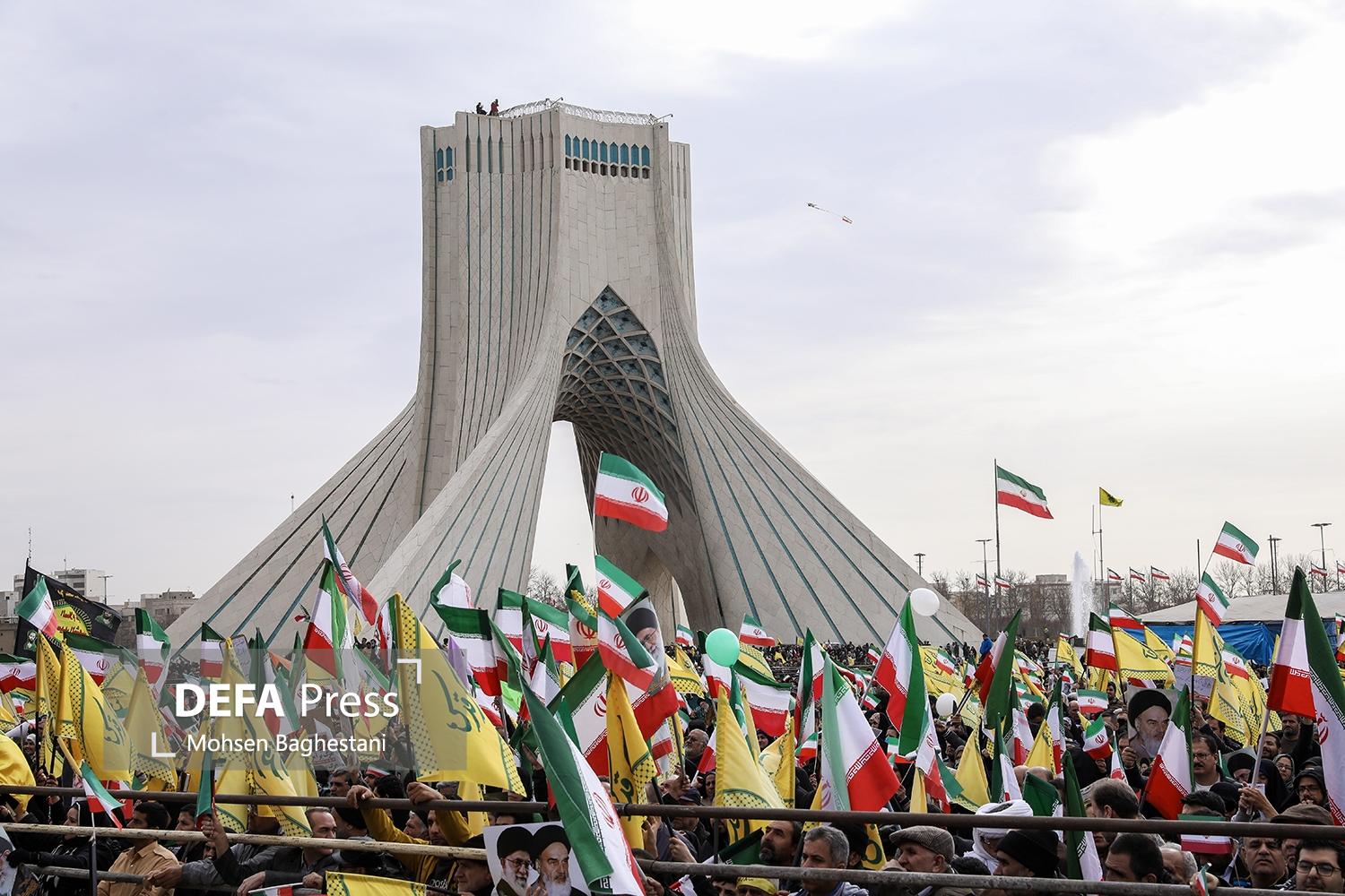 خروش مردم پایتخت در راهپیمایی ۲۲ بهمن/ تهرانیها برای مأیوسکردن دشمن به میدان آمدند خروش مردم پایتخت در راهپیمایی ۲۲ بهمن/ تهرانیها برای مأیوسکردن دشمن به میدان آمدند