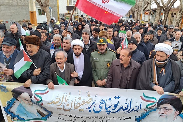 تصاویر/ راهپیمایی یوم‌الله ۲۲ بهمن در شهر «هیر» با حضور سرهنگ حبیب‌زاده