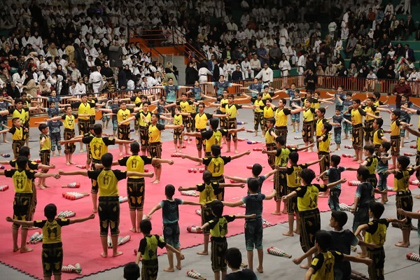 تصاویر/گردهمایی بزرگ ورزشکاران یزدی به مناسبت جشن انقلاب