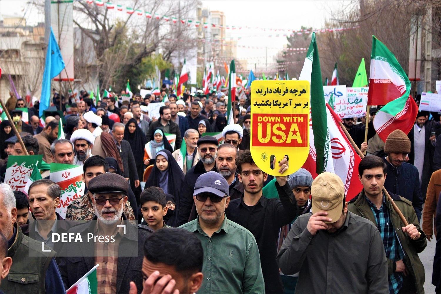 جشن آغاز چهل و هشتمین بهار انقلاب در راهپیمایی ۲۲ بهمن مردم قم جشن آغاز چهل و هشتمین بهار انقلاب در راهپیمایی ۲۲ بهمن مردم قم