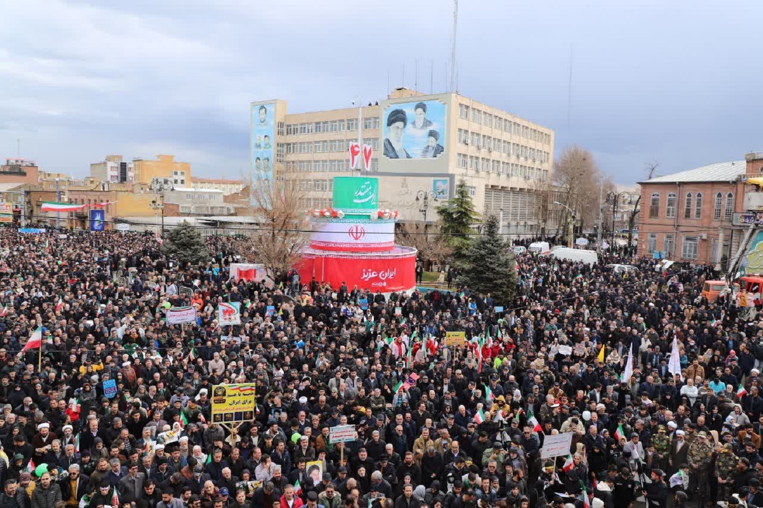 فیلم/ حضور گسترده مردم آذربایجان غربی در راهپیمایی ۲۲ بهمن؛ نمایش وحدت ملی زیر باران