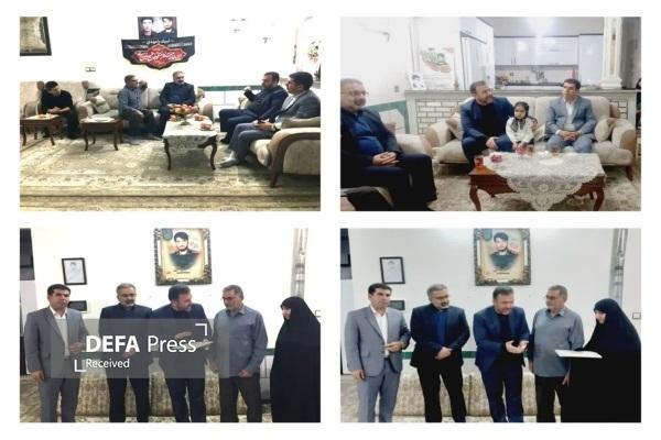 دیدار جمعی از مسئولان فرهنگی لرستان با خانواده شهید سرگرد پاسدار «حمید آقایی» دیدار جمعی از مسئولان فرهنگی لرستان با خانواده شهید سرگرد پاسدار «حمید آقایی»