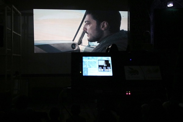 مردم روستای فردوی قم در سینماسیار به تماشای فیلم «مجنون» نشستند