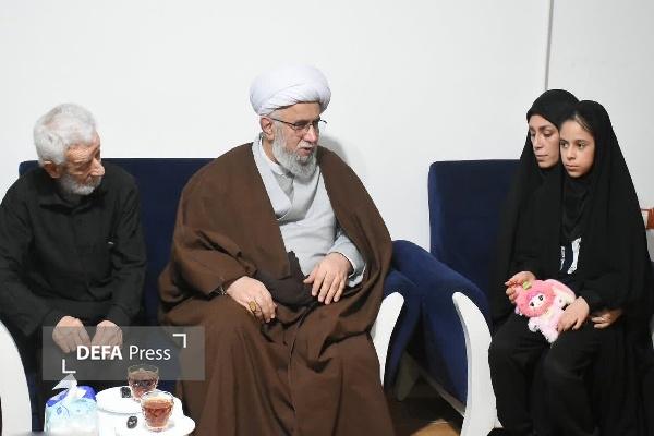 دیدار دبیرکل مجمع جهانی اهلبیت (ع) با خانواده شهید «حمید سلمانیپیشه» دیدار دبیرکل مجمع جهانی اهلبیت (ع) با خانواده شهید «حمید سلمانیپیشه»